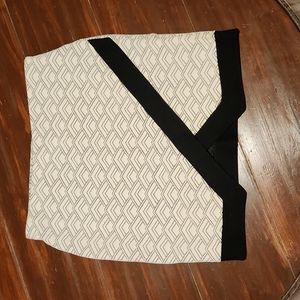 White and Black Geometric Skirt with V-cut Front (0591) 💥
